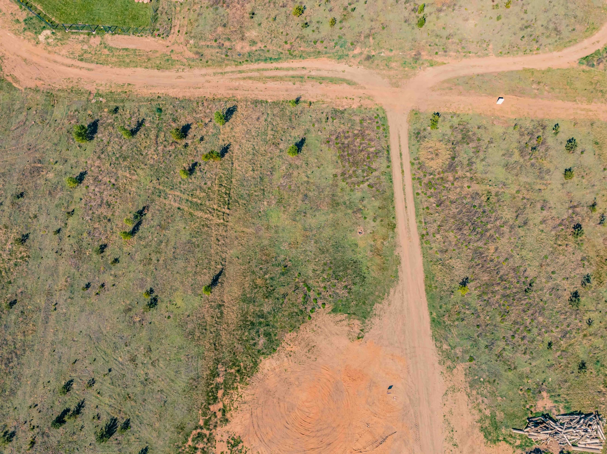 Widok z góry na działkę obok starego dworu - siemianówka