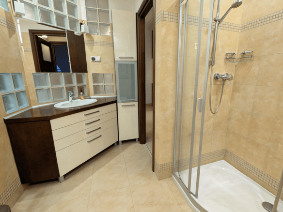 Łazienka w mieszkaniu z wanną i prysznicem - tylko w Janasz Nieruchomości