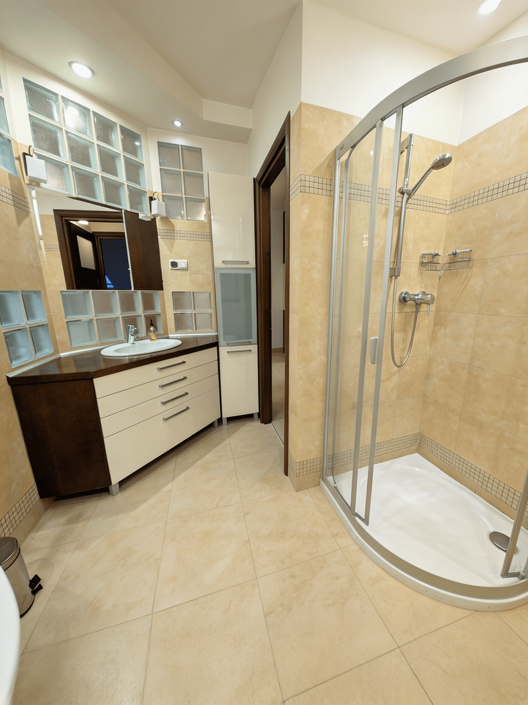 Łazienka w mieszkaniu z wanną i prysznicem - tylko w Janasz Nieruchomości