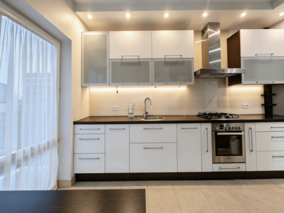 Elegancka kuchnia w mieszkaniu oferowanym przez biuro nieruchomości Janasz Nieruchomości