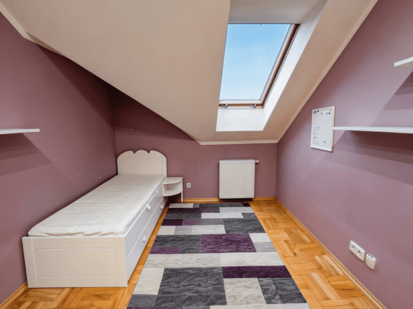Sypialnia na poddaszu mieszkania na ulicy Sobieskiego w Białymstoku