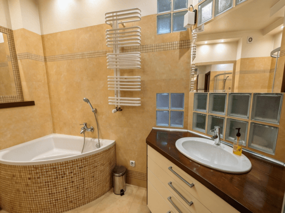 Przestronna łazienka w mieszkaniu na sprzedaż - Białystok